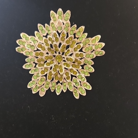 Vintage Jewelry - Green Floral Brooch